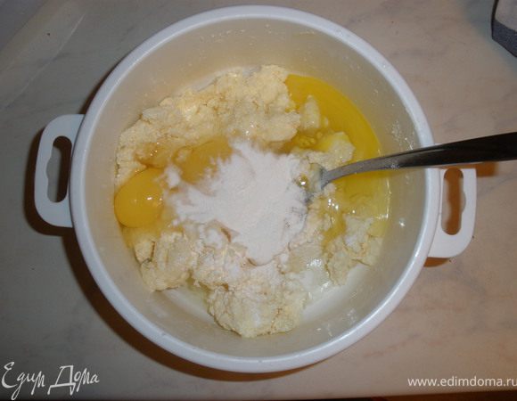 Добавить яйца, какао, муку, разрыхлитель и все хорошо размешать.