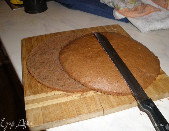 Таким образом печем 2 коржа и режим их на 2 части, получается 4 коржа.