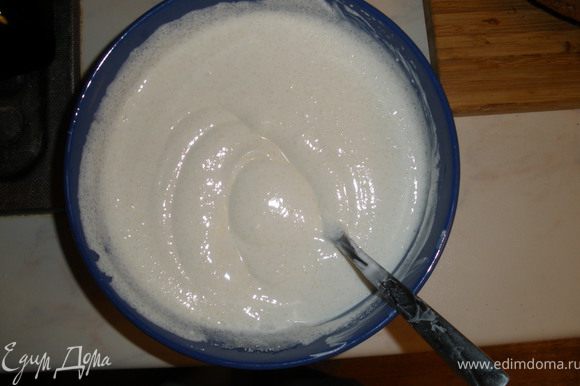 Приготовить крем - сметану смешиваем с сахаром до его полного растворения.