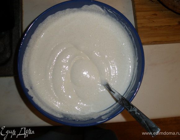 Приготовить крем - сметану смешиваем с сахаром до его полного растворения.