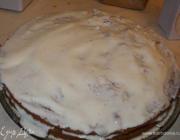 Собираем торт....корж промазываем кремом и выкладываем на него бруснику.