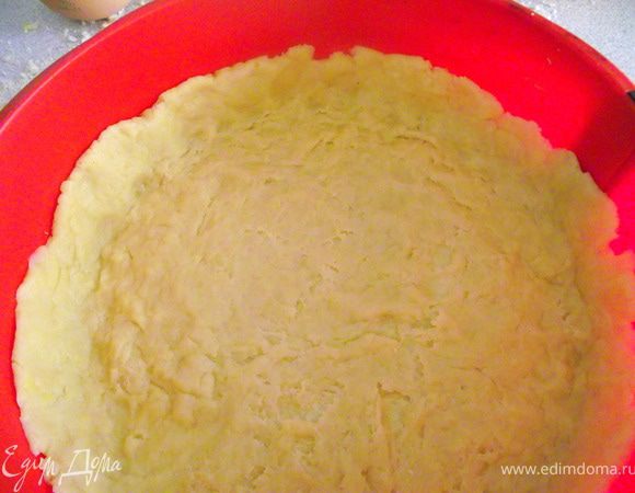 Раскатайте тесто по размеру дна формы, из остатков сделайте бортики. В таком виде тесто с формой убираем в холодильник на 1 час.