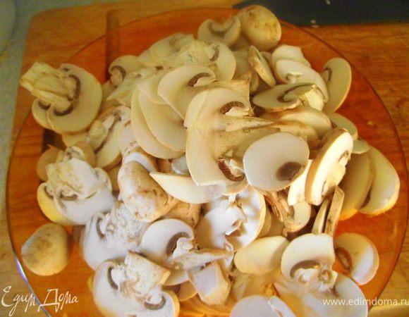 Порежьте шампиньоны.