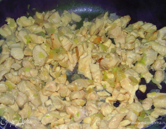 Обжарьте на оливковом масле лук и курицу, пока курица не станет белой,посолите.