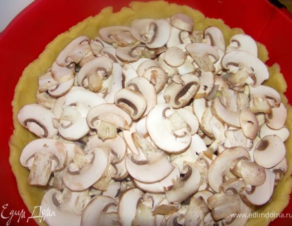 Выложите на дно формы курицу сверху шампиньоны.