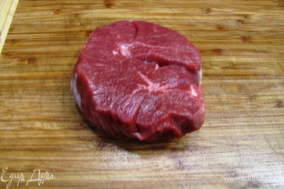 Подержите мясо в тепле чтобы оно стало комнатной температуры. Обвяжите мясо бечевкой, чтобы стейк не потерял форму.