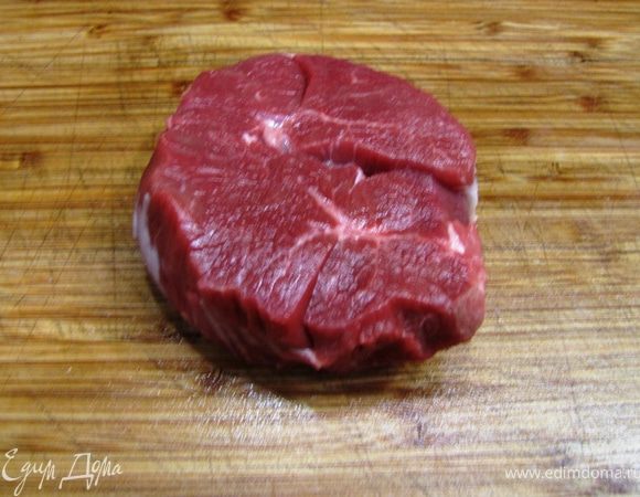 Подержите мясо в тепле чтобы оно стало комнатной температуры. Обвяжите мясо бечевкой, чтобы стейк не потерял форму.