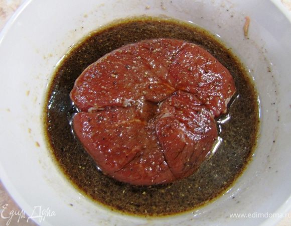 Тем временем сделайте маринад. Смешайте Соевый соус, Оливковое масло и Вино и хорошенько взбейте с минуту.
Маринуйте мясо в маринаде, периодически переворачивайте его. Маринуйте от получаса до 4-х часов. Помните, что стейк перед зажариванием должен быть комнатной температуры, иначе он не получится сочным и аккуратным.