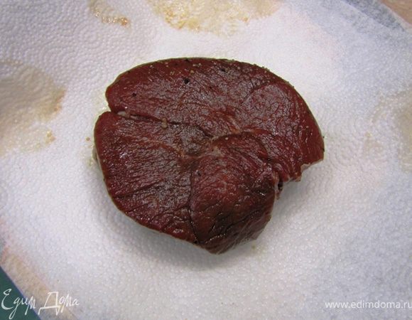 Вытащите стейк из маринада и просушите его на кухонном или бумажном полотенце.