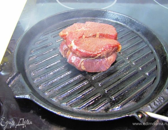Сильно нагрейте сковороду гриль на сильном огне.
Смажьте растительным маслом сковороду так, чтобы ее покрывал очень тонкий слой (лучше это делать салфеткой, смоченной в масле).
Когда масло начнет дымиться аккуратно положите стейк на ребра сковороды. Посолите и поперчите стейк.