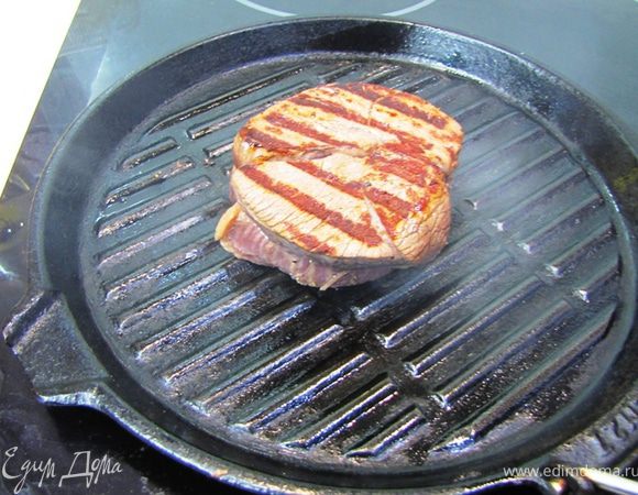Через две минуты поверните кусок на 90 градусов, чтобы отметины стали поперек ребер сковороды.
Переверните кусок и сделайте тоже самое с другой стороны стейка.