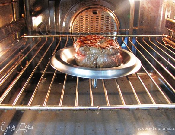 Нагрейте духовку до 150 градусов.
Положите стейк на маленькую сковороду или как я - на перевернутую крышку от маленькой кастрюли на решетке.
Жарьте в духовке еще 20 минут.