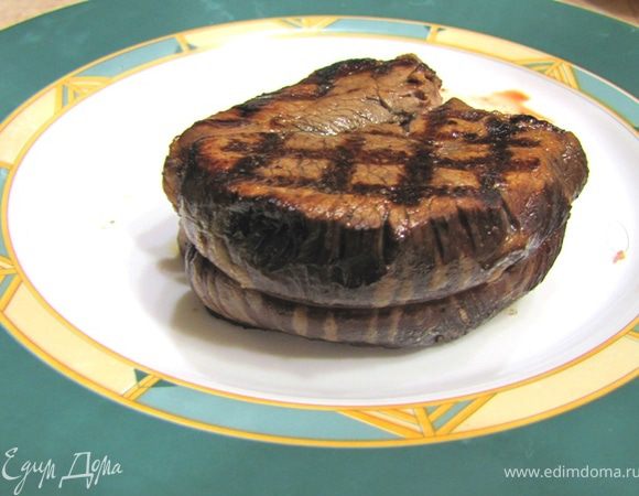 Достаньте стейк из духовки и проверьте на готовность. Пощупайте мясо. Если оно мягкое как губа - оно "с кровью", если как нос - средней прожарки, если как лоб - сильной прожарки (спасибо Gnomus). Если у вас есть мясной термометр - воткните его перед духовкой и смотрите за изменением температуры - при 70 градусах мясо среднепрожаренное, а при 75 градусах мясо полностью прожарено.
Я сделал средней прожарки.