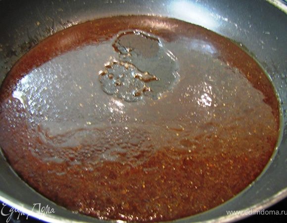 Дальше готовим соус.
Вылейте маринад в отдельную сковороду и выпаривайте его на две трети. Насыпьте щепотку тимьяна. Положите столовую ложку соуса из алычи.
Попробуйте на соль. Соус должен быть сильно пересолен.