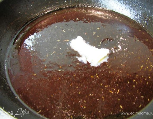 Выключите огонь и положите кусок сливочного масла. Перемешайте соус, чтобы масло растворилось. За счет масла соус станет нежным и бархатистым.