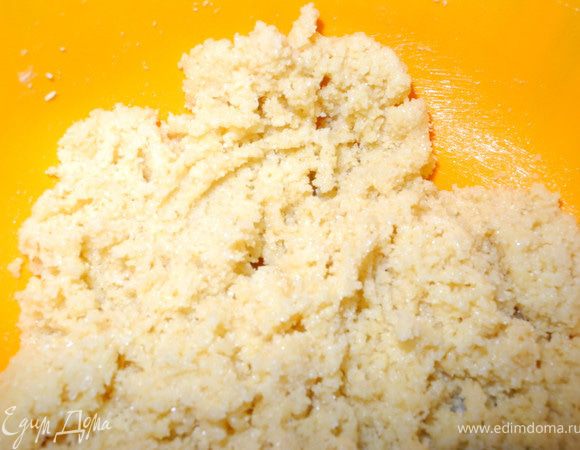 В журнале Saveurs крем предлагался миндальный, я его  я сделала половину порции. Сначала измельчила в блендере миндальные лепестки (можно использовать бланшированный, очищенный от кожицы миндаль), смешала его с размягченным маслом и сахаром.