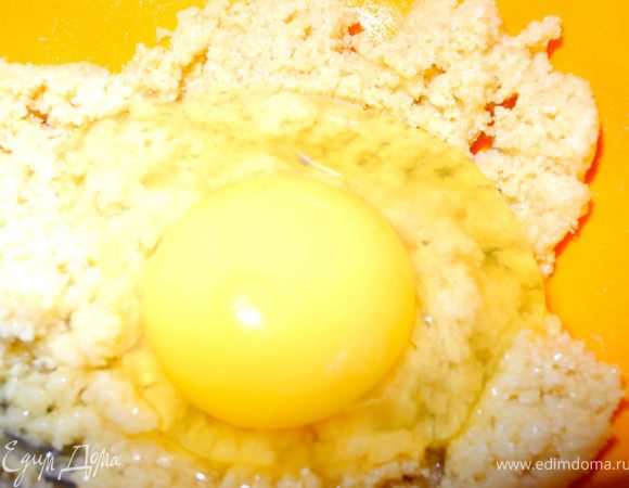 Добавила яйцо и ром, хорошенько перемешала до однородной кремообразной массы. Если не хотите добавлять алкоголь, можно заменить его апельсиновым соком.