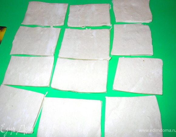 Слоеное тесто разморозить, тонко раскатать. Я сначала использовала половину теста  - 250 г(готовое "Талосто"). Разрезала на 12 прямоугольников. 