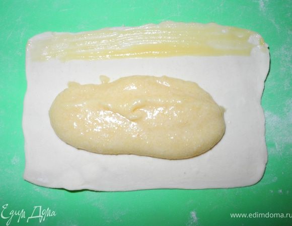 Потом раскатывала каждый прямоугольник отдельно почти до миллиметровой толщины. Один длинный край смазывала смесью сливочного масла и меда. Выкладывала 1 столовую ложку миндального крема, сворачивала трубочкой. Выпекаются сигареты при температуре 180 градусов 15 мин (до появления румянца).