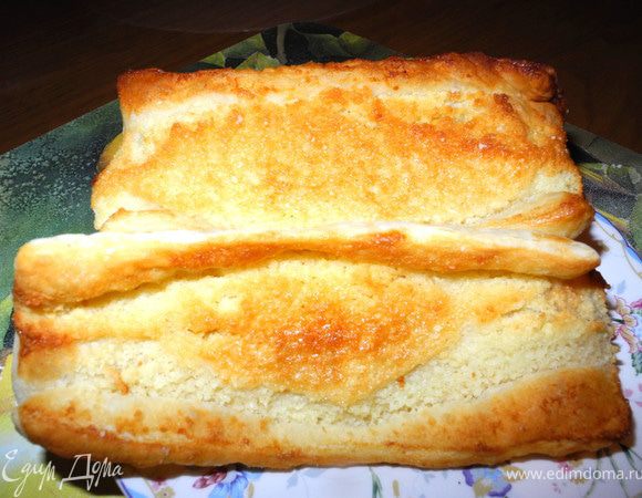 Крем получился достаточно жидкий, поэтому первая порция "сигар" у меня превратилась в пирожные. Они оказались очень вкусными, несмотря на то, что не удалось придать им необходимый внешний вид. 