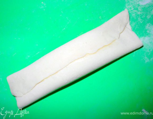 При выпечке второй порции я учла свои ошибки. Прямоугольник из теста должен быть такой ширины, чтобы можно было начинку закатать в него несколько раз, как "кавказскую пленницу", затем защипить края и аккуратно прижать край, смазанный смесью масла и меда, чтобы "заклеить" трубочку. 
В результате получилось очень близко к оригиналу. 