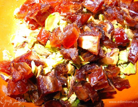 На этом я не остановилась и захотела попробовать ещё одну начинку для сигар. У меня была горсточка фиников, которые я решила соединить с дроблеными фисташками. Фисташки я брала соленые, в скорлупе, освобождала от скорлупок и шкурки и дробила в ступке.