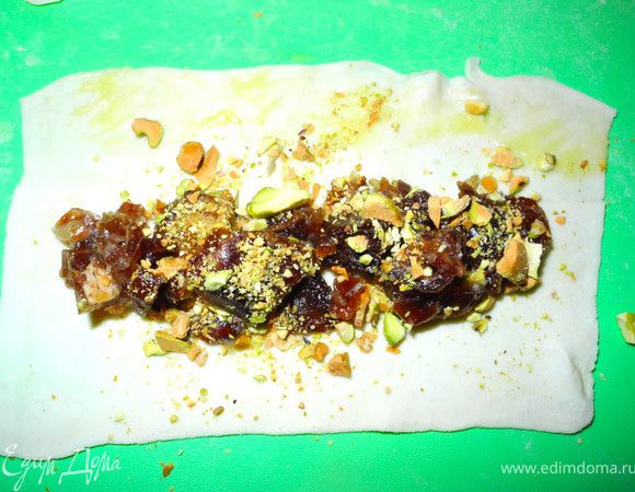  Несколько штучек я сделала с такой начинкой, а еще в несколько добавила к финикам и фисташкам немного мёда. Скажу вам честно, сигары с моей начинкой больше похожи на настоящие. Они не распадаются, держат форму и "табачного цвета", по крайней мере внутри)))