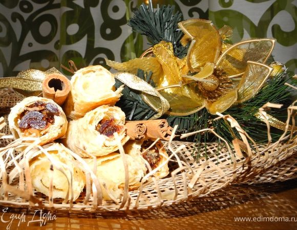 Выбирайте сами, что вам больше по вкусу. Мне понравились обе начинки. Миндальный крем - это изысканность и нежность, а финико-фисташковый такой брутальный - сладкие финики с твердоватыми кусочками фисташек. Если не очень любите сладкое, то мёд в финики лучше не добавлять, я боялась, что будет суховато, а получилось великолепно! Теперь обрезаем кончик сигары (по настоящему) и "прикуриваем" с кофе или чаем. Думаю, что даже закоренелых курильщиков с помощью этих сигар можно отучить от курения)))