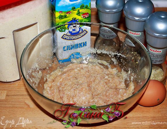 Готовим фарш.
Смешиваем все продукты
и даем постоять 10 минут.
