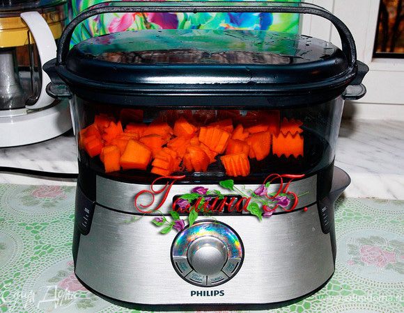 Тыкву предварительно приготовить
в пароварке или микроволновке,
либо отварить.
Остудить и сделать пюре с помощью блендера.