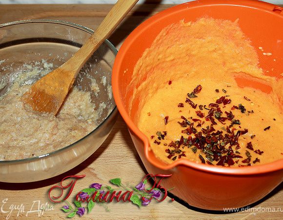 Пока настаивается фарш,
готовим кукурузно-тыквенное тесто.
Взбиваем яйцо миксером,
добавляем кефир, масло, еще взбиваем.
Потом добавляем муку,
разрыхлитель,имбирь,цедру лимона,
сок лимона,тыквенное пюре, соль,перец,
лепестки болгарского перца
(можно и без них).
Теперь вымешиваем тесто
и также даем постоять немного.
