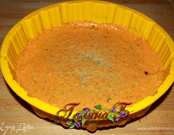 В форму выкладываем тесто,
оно должно быть как густая сметана.
На тесто в середину тонким слоем
выкладываем куриный фарш
и разравниваем.
Ставим в горячую духовку 180 гр
на 40 минут.