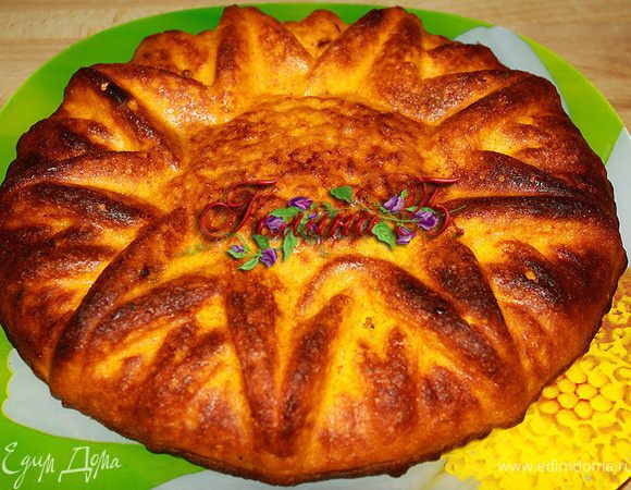 Готовый пирог достаем из формы,
смазываем взбитым желтком
и посыпаем семечками.
Тыквенных у меня не было,
посыпала подсолнечными.
И опять в духовку буквально
на 5-7 минут.