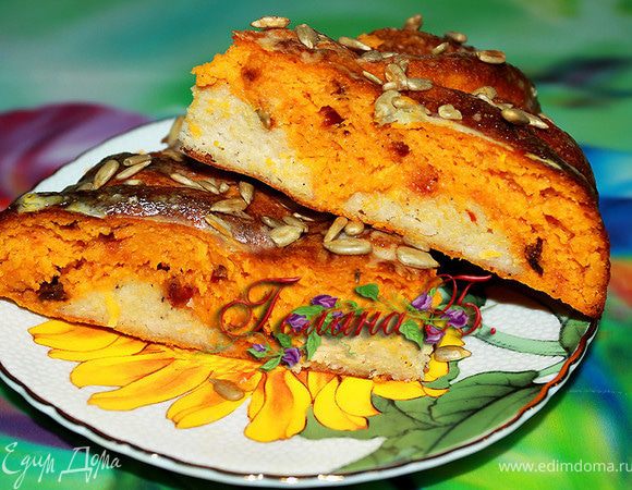 Пирогу дать полностью остыть.
Разрезать и подавать  
лучше холодным.
Очень понравился 
под стаканчик простокваши!
