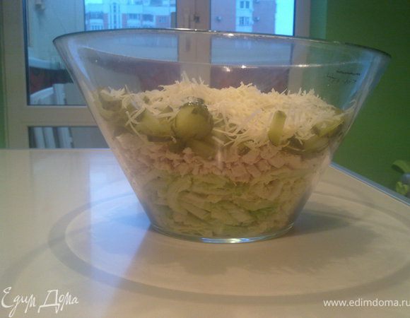 За капустой и курицей идут нарезанные соломкой огурчики. Сверху посыпать натертым на мелкую терку сыром и заправить майонезом (легким! главное фигура)