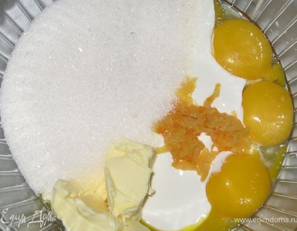 Нагреть духовку до 180 градусов.
Взбить вместе сливочное масло, сахар, желтки, конфитюр, ваниль, сметану. Постепенно ввести муку и крахмал.