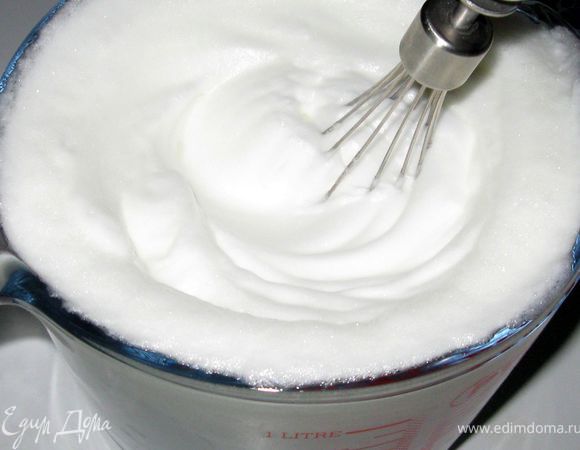 Белки взбить с солью и добавить к смеси.
