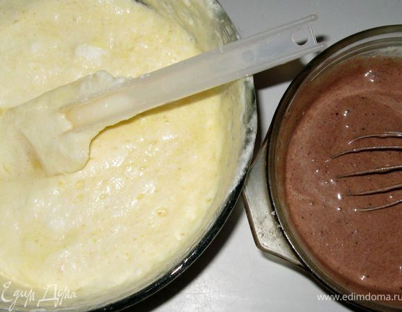 Тесто разделить на 2 части, одну перемешать с какао.