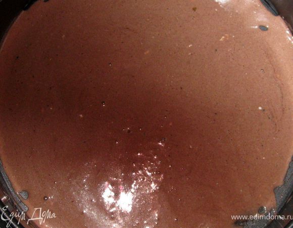 Форму (диаметром 26 см) выложить бумагой. Намазать 2-3 ложки темного теста и и 2 минуты выпекать в духовке.