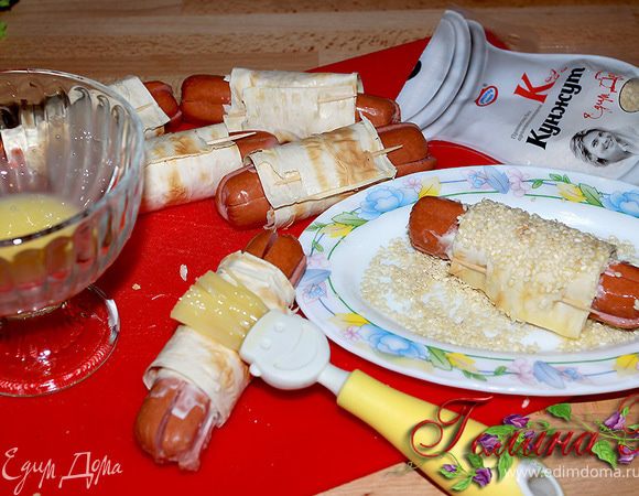 Взбиваем желток яйца, семена кунжута насыпаем в блюдце.
Сковороду ставим разогреваться, наливаем раст. масла немного,
чуть больше, чем для обычной жарки.
Быстренько обмазываем желтком с помощью кулинарной кисти
наши сосисочки и обваливаем их в семенах кунжута.