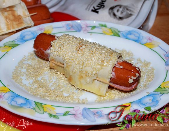 Обмакнув каждую сосиску в кунжуте, выкладываем их на сковороду
и жарим под закрытой крышкой, постоянно встряхивая сковороду.
Переворачиваем сосиски,чтобы они обжарились со всех сторон.
Пока сосиски жарятся - не забудьте их слегка подсолить!
