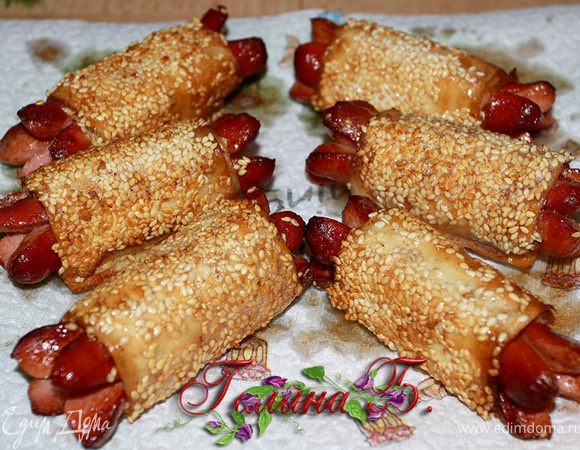 Обжаренные сосиски нужно уложить на бумажное полотенце
и дать немного остыть.
Зубочистки вынуть обязательно.
