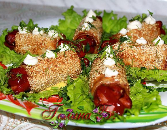 В разрезанные края сосисок - по капле кетчупа.
Сверху можно украсить "горошинами" майонеза и посыпать зеленью.
Количество майонеза, горчичного соуса
и кетчупа должно быть минимальным!