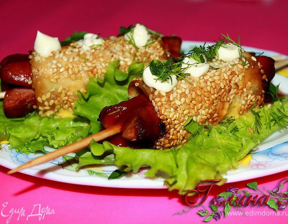 Каждую сосиску можно нанизать на шпажку и подать порционно.
Вкусно и сытно!
Только часто не увлекайтесь - каллорийно!