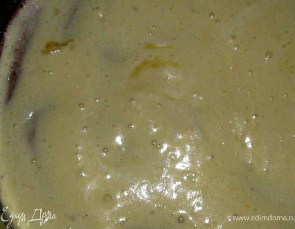 Затем намазать сверху 2-3 ложки светлого теста и выпекать 2 минуты. Повторять до тех пор, пока тесто не закончится. Проверить палочкой готовность всего коржа, при необходимости допечь еще 2-3 минуты.