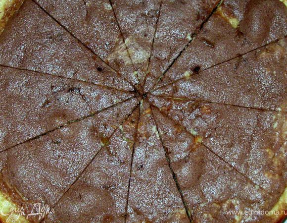 Корж остудить и нарезать уголками. 