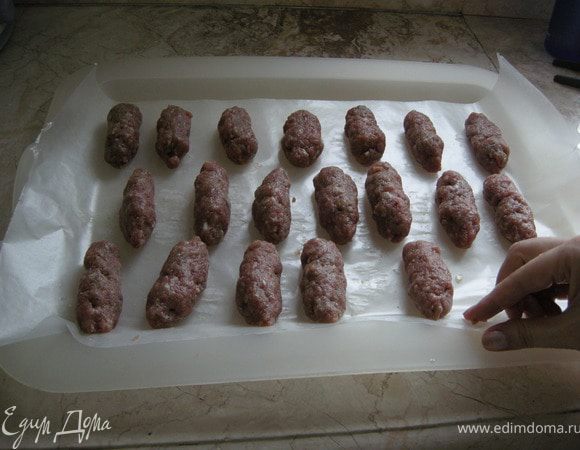 Мясо нарезать на кубики и пропустить через мясорубку вместе с луком. Посолить поперчить, добавить щепотку паприки. Вымешать фарш до однородности. Поставить в холодильник чтобы фарш охладился. Тогда нам будет легче формировать чевачпичи.Формируем руками маленькие кебабки  размером с мизинец. 
