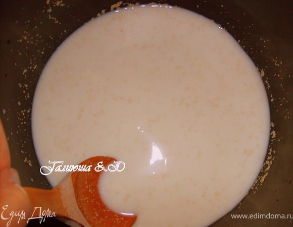 В подогретом до теплого состояния молоке разводим дрожжи с сахаром