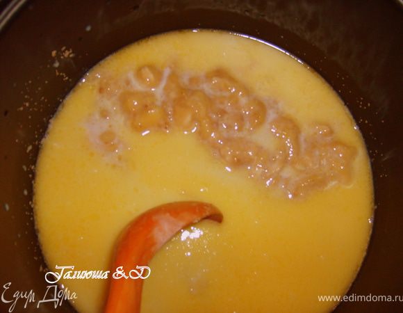 Вливаем растопленное ОСТУЖЕННОЕ сливочное масло и банановое пюре. Все тщательно размешиваем