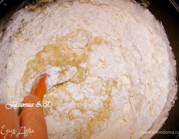 Всыпаем муку и замешиваем мягкое тесто, не КРУТОЕ. возможно муки потребуется больше, Чем указанное в рецепте. Но здесь главное не пересыпать, потому что тесто получится тугим и булочки получатся твердыми и не недосыпать, так как булочки расползутся и потеряют форму. Так что смотрите, чтобы тесто было мягкое и слегка пружинило.